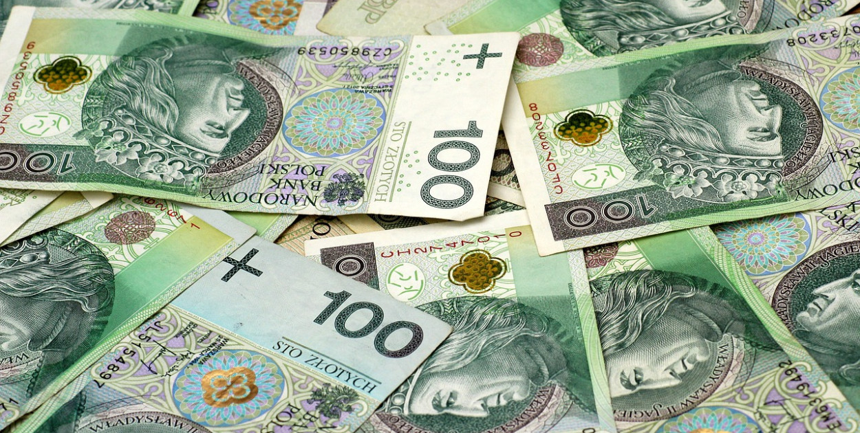 Czy się stoi, czy się leży, 1200 zł się należy? Pomysł podzielił Polaków