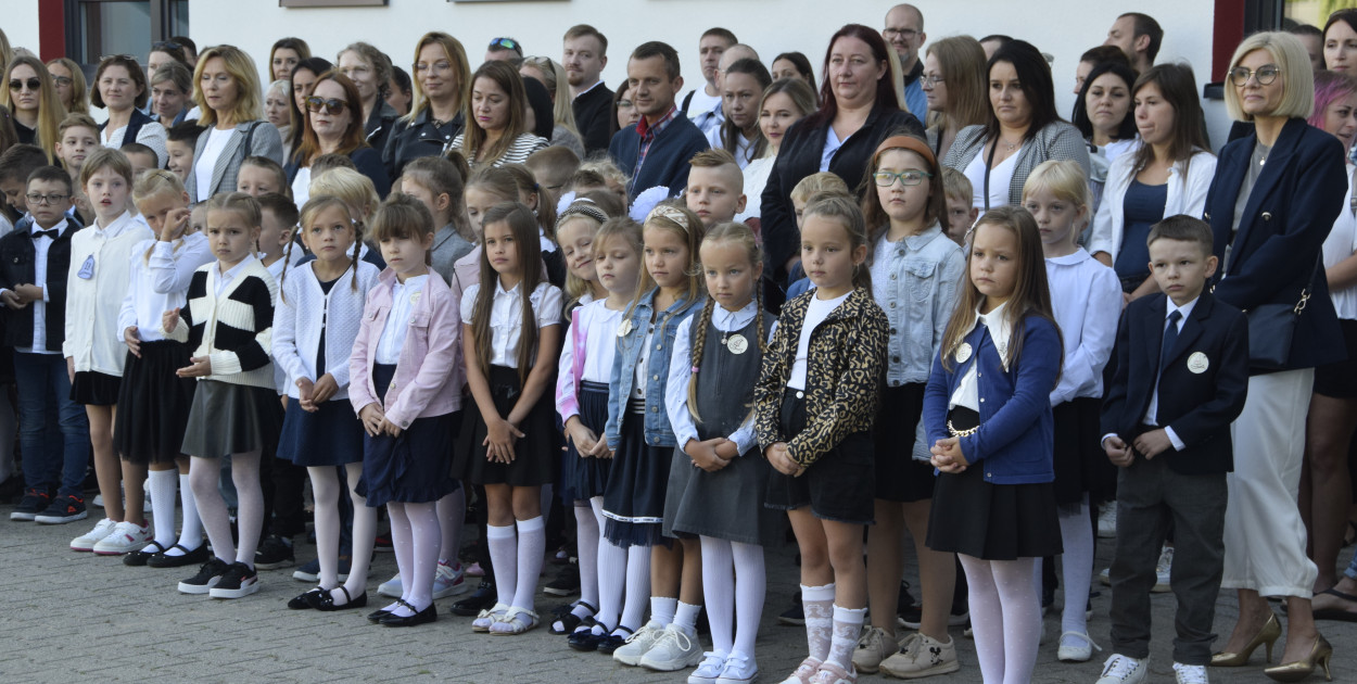 Uczniowie SP 10 wrócili z wakacji do wyremontowanej szkoły (zdjęcia, film)