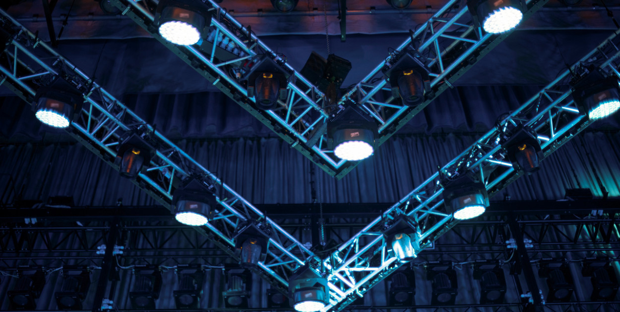 Lampa przemysłowa- oświetlenie idealne dla każdego zakładu