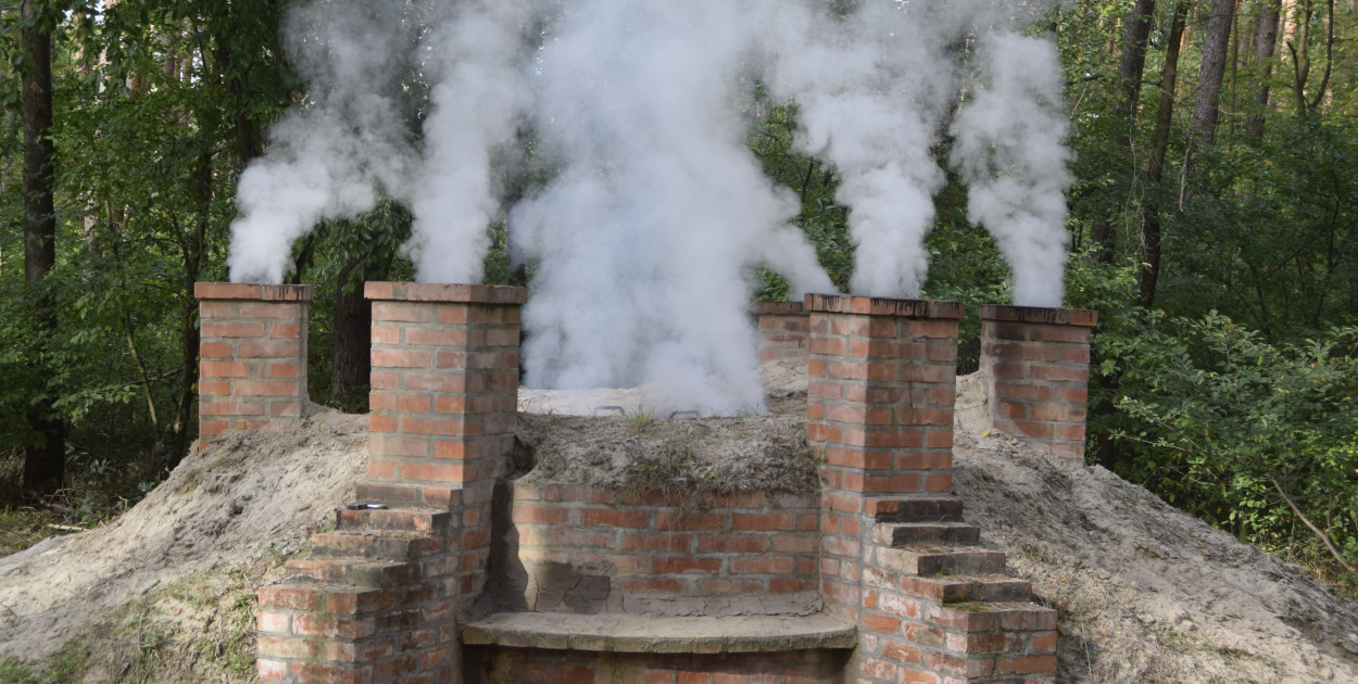 W Krzyżowcu rozpalono retortę. Będzie dymić przez kilka dni (zdjęcia)