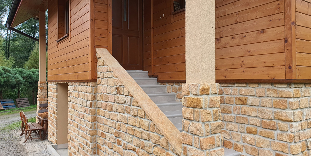 Piaskowiec - kamień elewacyjny murowy ogrodowy – różne rozwiązania z tego samego s