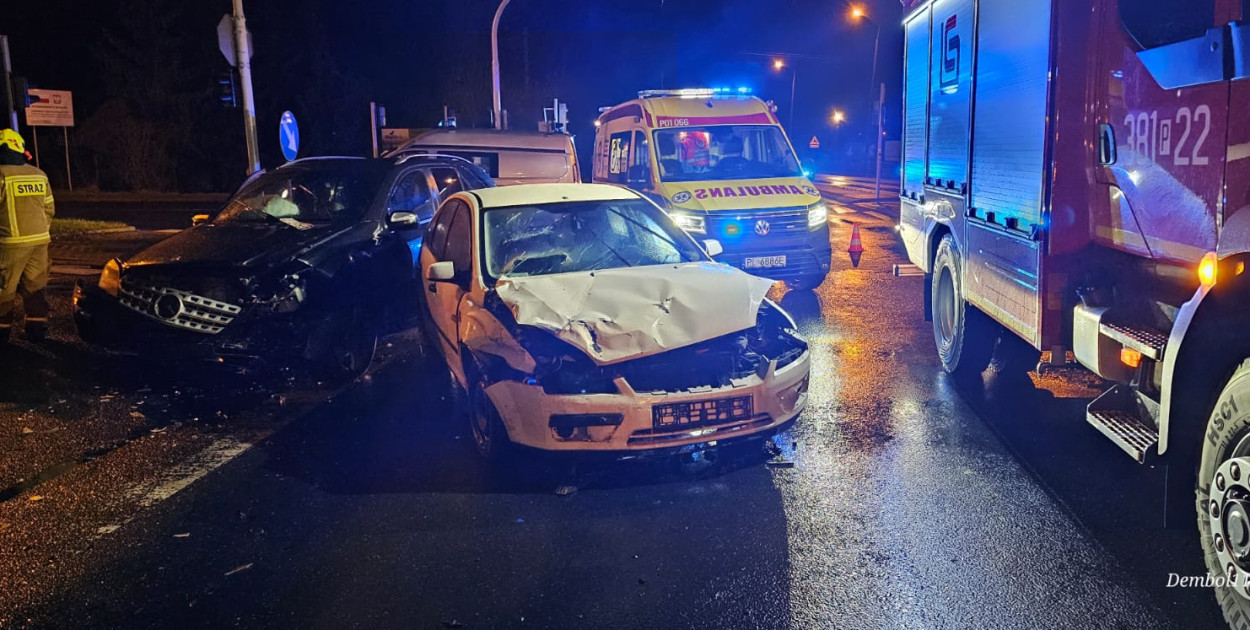 Zderzenie dwóch aut. Dwie osoby trafiły do szpitala