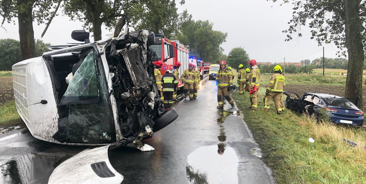 W wypadku pomiędzy Lesznem i Górą zginęło dwoje obywateli Niemiec (zdjęcia)