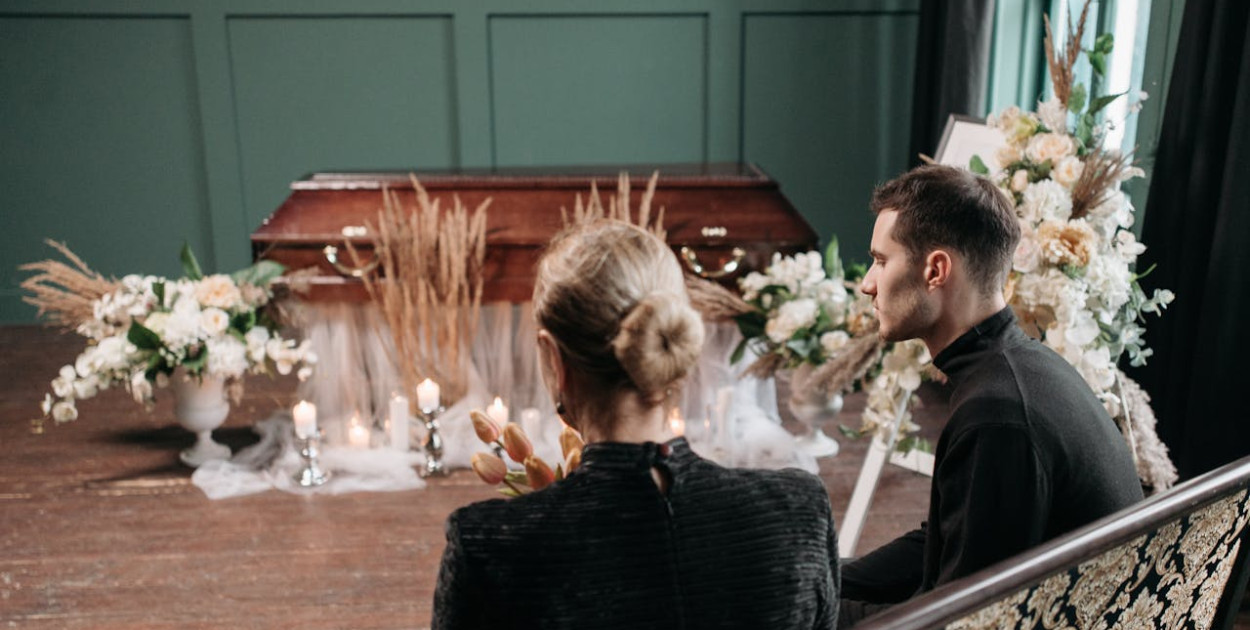 Organizacja pogrzebu – ile trwa, jak zaplanować? 