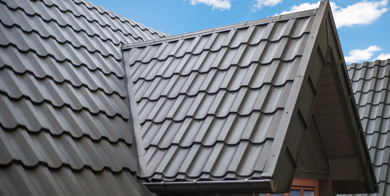 Wykończenie dachu: praca ręczna czy gotowe obróbki blacharskie?
