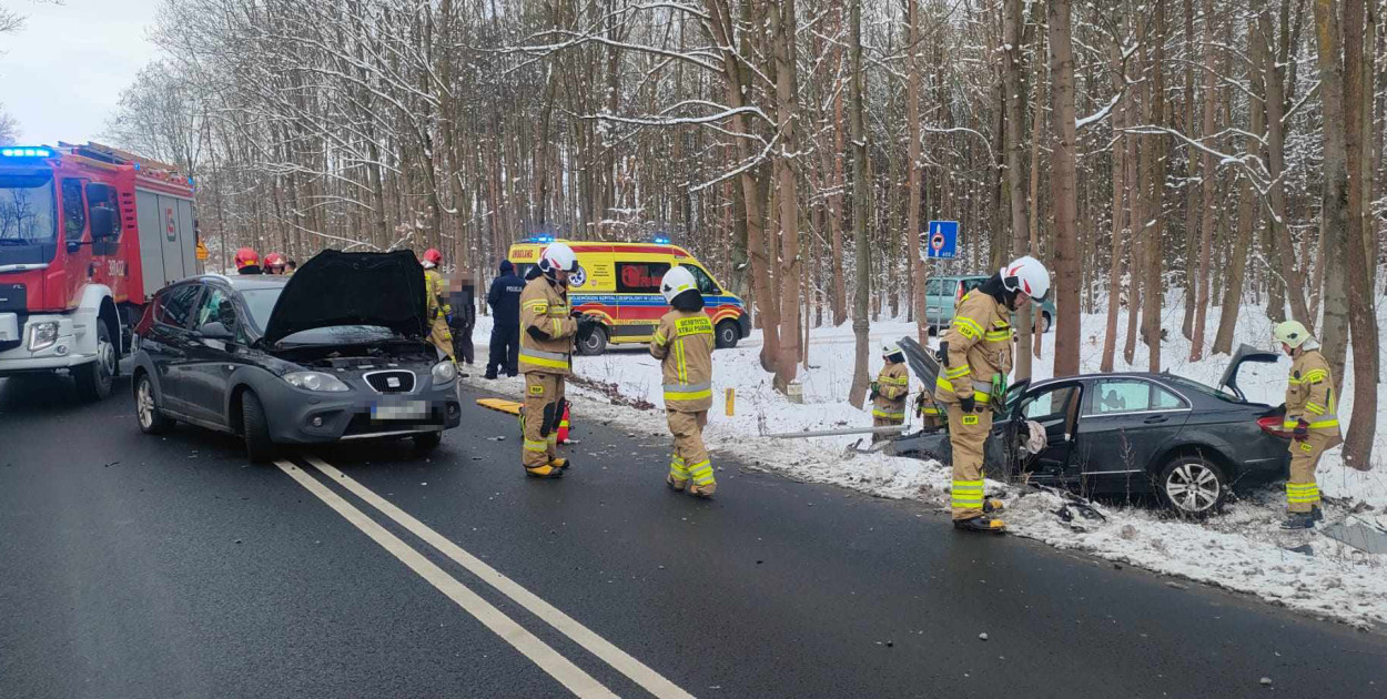 Dwie osobówki zderzyły się na krajowej dwunastce. Kierowcy ranni (zdjęcia)