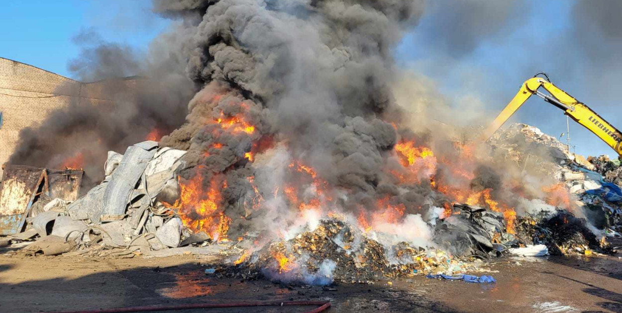 Kolejny pożar odpadów w Przysiece Polskiej. Gasi go 100 strażaków (zdjęcia)