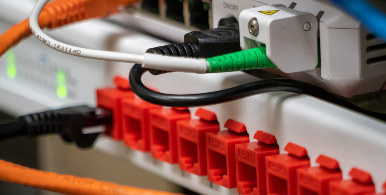 Switch PoE – jak dzięki jednej decyzji zyskać wygodę i oszczędność?