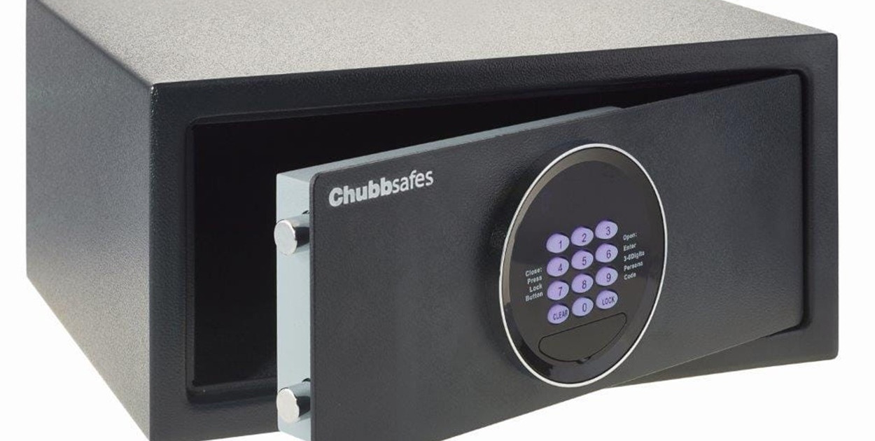 Sejf hotelowy – czy warto z niego korzystać i jak sprawdzić jego bezpieczeństwo?