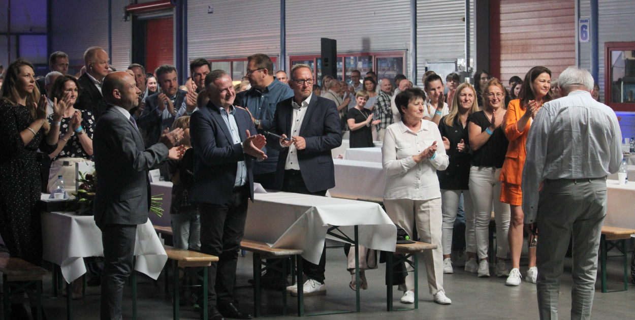 Załoga i goście owacyjnie przyjęli założyciela i pierwszego prezesa firmy Kazimierza Jaworskiego.