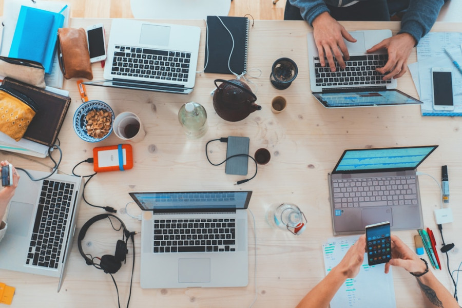 unsplash.com Licencja: https://unsplash.com/license | startup na spotkaniu w wirtualnym biurze