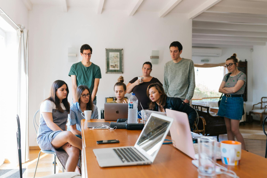 pexels.com Licencja: https://www.pexels.com/photo-license/ | startup omawia pracę w wirtualnym biurze biurospółki.pl