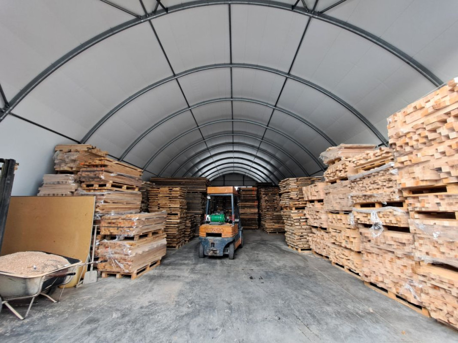 	Hala namiotowa wykorzystywana jako przestrzeń magazynowa i robocza na placu budowy