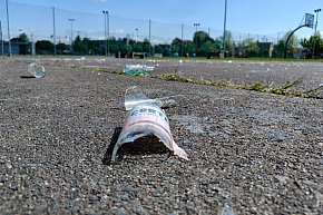 Szkło i śmieci na boisku przy Skateplazie w Lesznie-10599