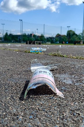 Szkło i śmieci na boisku przy Skateplazie w Lesznie-10599