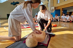 Instruktaż z obsługi AED w Rydzynie dla uczniów-10810
