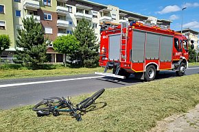 Zderzenie rowerzysty i auta przy rondzie-10814