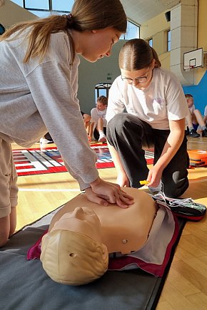 Instruktaż z obsługi AED w Rydzynie dla uczniów-10810