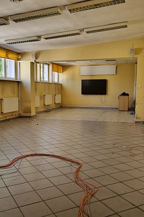 Puste pomieszczenia warsztatów ZST w Lesznie-10929
