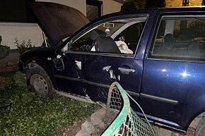 Po pijaku staranował dwa auta i ogrodzenie-10951