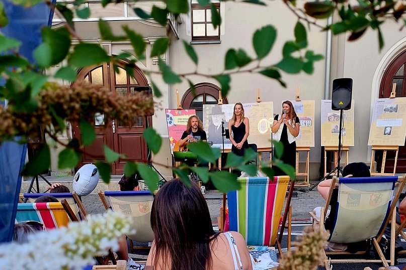 Letnie popołudnie za dawną synagogą