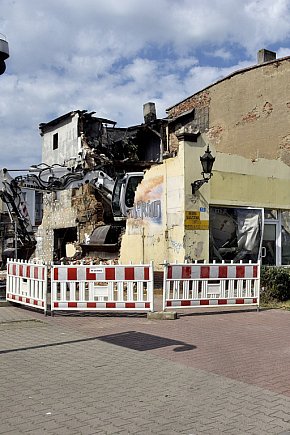 Rozbiórka kamienicy w centrum Leszna-11097