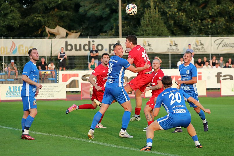 Piłkarskie derby w Lesznie dla Kani Gostyń
