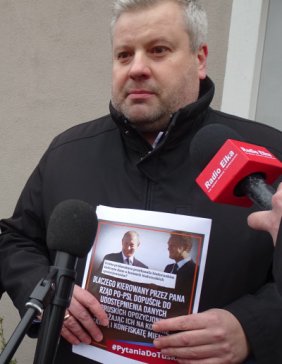 Pikieta działaczy PiS przed biurem polityków PO w Lesznie (zdjęcia)-57108