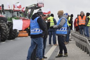 Policja radzi, jak ominąć rolniczą blokadę na S5 w okolicach Leszna-64556