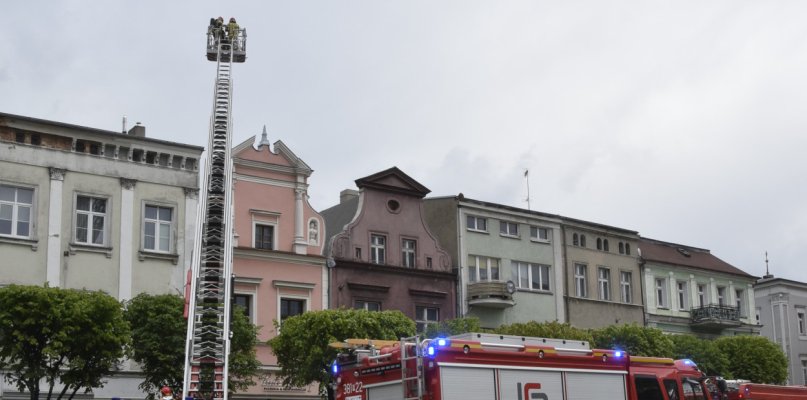 Kilka wozów strażackich zjechało na Rynek w Lesznie (zdjęcia) - 65400