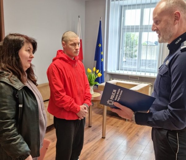Komendant policji w Lesznie nagrodził 17-latka z Ukrainy -65480