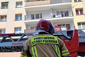 Strażacy musieli wejść przez balkon do mieszkania na 2. piętrze (zdjęcia) -65630
