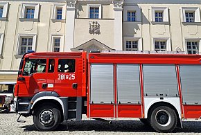 Cztery wozy strażackie pod ratuszem w Lesznie! (zdjęcia)-66055