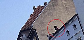 Mężczyzna stał na dachu kamienicy (zdjęcia) 