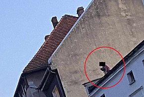 Mężczyzna na dachu kamienicy w centrum Leszna! Z nożem w ręce! (zdjęcia)-66075