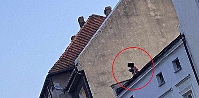 Mężczyzna na dachu kamienicy w centrum Leszna! Z nożem w ręce! (zdjęcia)-66075