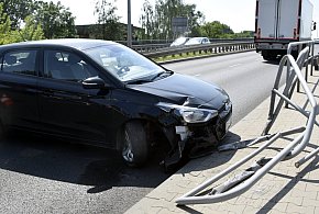 Hyundai uderzył w barierkę na wiadukcie po kolizji z ciężarówką (zdjęcia) -67193