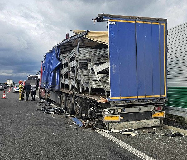 Zderzenie dwóch ciężarówek na S5. Jeden kierowca w szpitalu  (zdjęcia)-69609