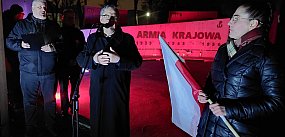 Przemowy, święcenie flag, hymn i Rota (zdjęcia, film)