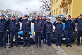 Policjanci z Leszna oddali cześć koledze, który zginął na służbie (film) -71132