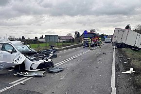 Zderzenie osobówki z dostawczakiem na DK12. Jedna osoba ranna (zdjęcia)-71144