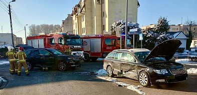 Zderzenie aut na skrzyżowaniu. Interweniowali strażacy i policja (zdjęcia)-73039