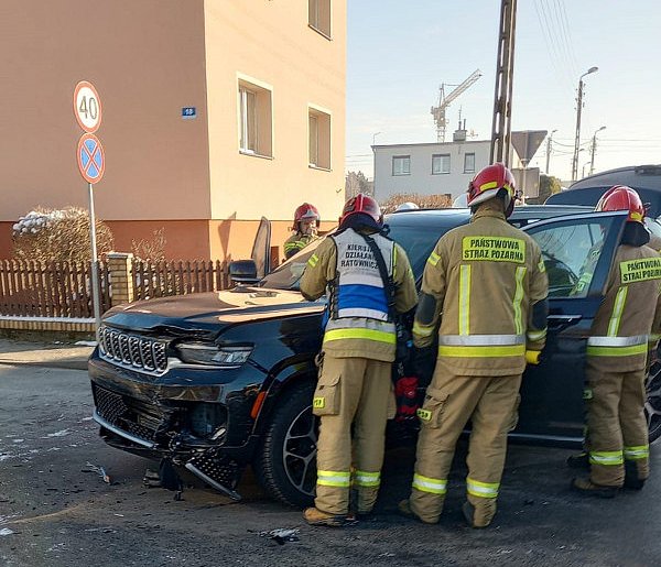 Zderzenie aut na skrzyżowaniu. Interweniowali strażacy i policja (zdjęcia)-73039