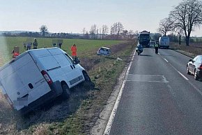 Zderzenie auta osobowego z busem. Są ranne osoby (zdjęcia)-73810