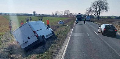 Zderzenie auta osobowego z busem. Są ranne osoby (zdjęcia)-73810