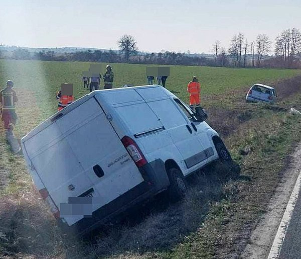 Zderzenie auta osobowego z busem. Są ranne osoby (zdjęcia)-73810