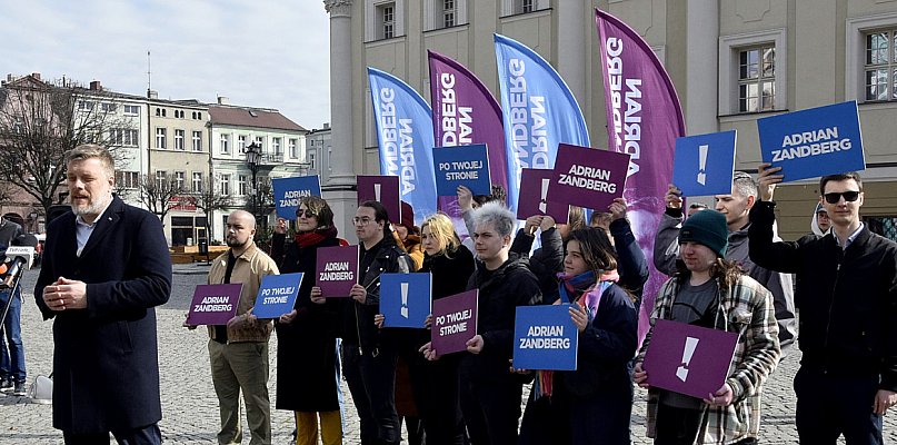 Adrian Zandberg na Rynku w Lesznie: "Państwo Polskie się zwija" (zdjęcia) - 73833