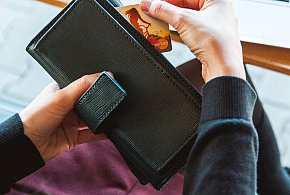 Emeryci coraz częściej rezygnują z gotówki. Wiemy, dlaczego-74902