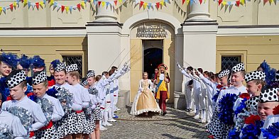 Król z żoną pozowali do zdjęć z mieszkańcami (zdjęcia)-74925