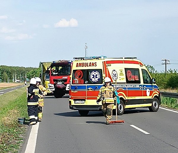 Dachowanie osobówki po zderzeniu z ciężarówką (zdjęcia) -74928